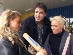 Geile Mature mit kleinen Möpsen lässt sich vollwichsen