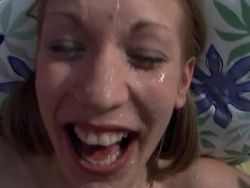 Geiles Teenie mit kleinen Titten lässt sich vollwichsen