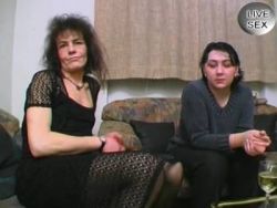 Ein heißes Sexspiel zwischen lüsternem Hengst und alter Frau