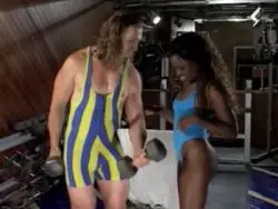 Das farbige Flittchen leckt einen weißen Schwanz