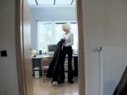 In Dessous zeigt sich die geile Blondine mit den drallen Möpsen