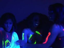 Scharfe Latinas ficken sich beim Trio Infernale mit einem Dildo