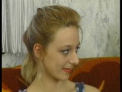 Harter Lümmel wird von einem Teenie mit einer unrasierten Pussy verwöhnt