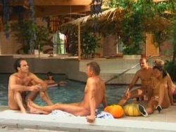 MILFs mit Pelzmuschis lutschen die harten Schwänze
