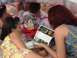 Lesben Weiber mit kleinen Hupen beim Massieren ihre Haarfotzen