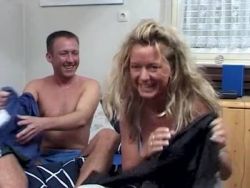 Sexy blondgefärbte Tittensau befriedigt heißen Riemen beim Tittensex