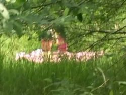 Lesben Luder massieren sich ihre glatten Muschis im Grünen