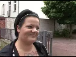 Fettes Weib massiert sich die haarfreie Möse