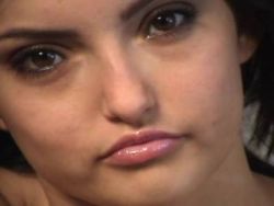 Das sexy Babe massiert sich die rasierte Spalte
