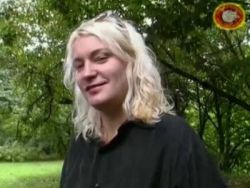 Eine hübsche blonde Milf im Park angequatscht und zuhause gebumst