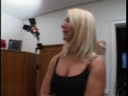 Amateur Blonde hat den Gummischwanz Sex vor dem Poppen