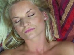 Blondschopf bumst sich die Fotze geil mit einem Toy