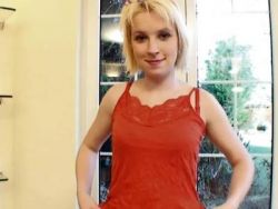 Die heiße Milf kniet sich hin und führt den Dildo von hinten in die feuchte Muschi