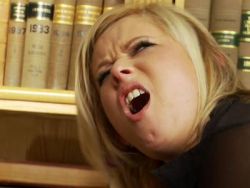 Eine geile blonde Schlampe wird in die triefende Spalte gebumst