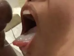 Ebony Schwanz rammelt die sexy Asiatin hart durch