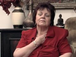 Mit dem Sextoy besorgt es sich die Granny mit den großen Möpsen
