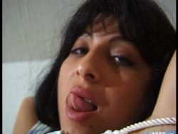 Beim Ficken steht die heiße Nutte auf Bondage