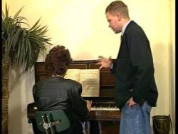 Schlüpfriger Klavierunterricht mit leidenschaftlicher Dreiersex Sexparty