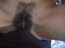 Stark natürliche Muschi wird Doggystyle genagelt