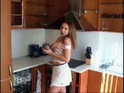 Die sexy Schlampe besorgt es sich in der Küche selbst